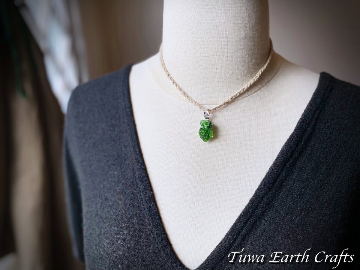 画像16: 【ストレス除去・ポジティブ思考】1点物 高品質 クロムダイオプサイド原石ペンダントトップ ダイオプサイト★ヒーリングストーン天然石ジュエリー パワーストーンお守りアクセサリー (16)
