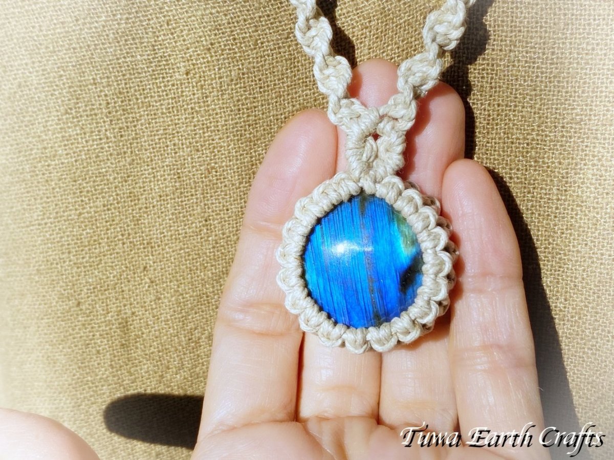 画像3: まんまる満月型🌕✨高品質ブルー ラブラドライト ペンダント/ネックレス  チョーカー シンプル 水晶★ヘンプ素材 無染色 生成り ナチュラル天然素材オーガニックファッション 天然石パワーストーンお守りマクラメアクセサリー (3)