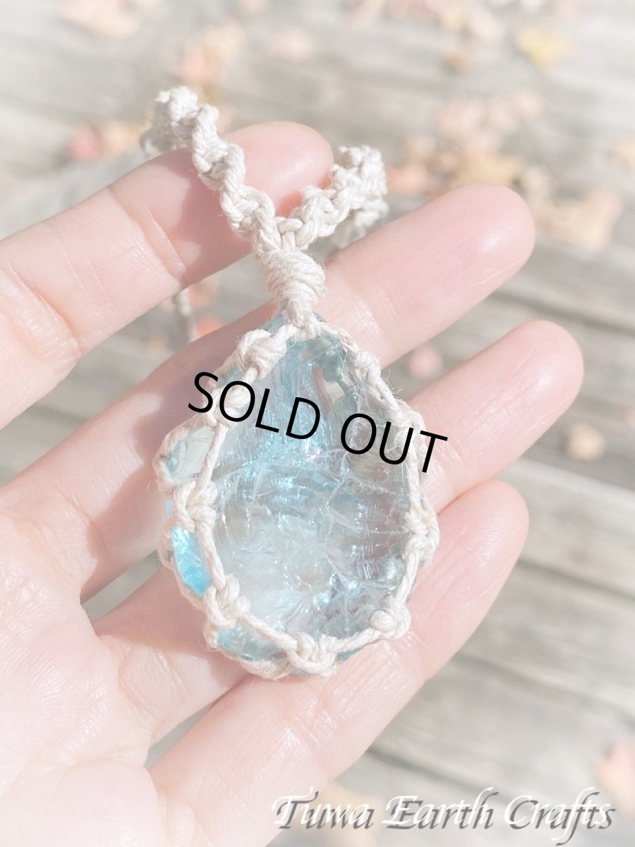 画像15: 地球と身体に優しいヘンプ素材 虹入り♪ 高品質アンダラクリスタル（シエラネバダ産）ネックレス・ペンダント アクアブルー 水色  シンプル＆ナチュラル マクラメ 麻 1点ものパワーストーン 天然石 ハンドメイドアクセサリー スピリチュアル お守り ヒーリングジュエリー (15)