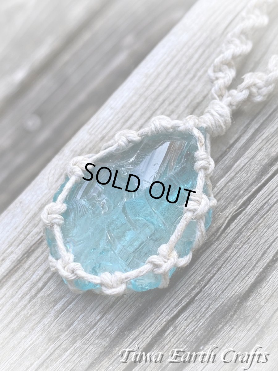 画像12: 地球と身体に優しいヘンプ素材 虹入り♪ 高品質アンダラクリスタル（シエラネバダ産）ネックレス・ペンダント アクアブルー 水色  シンプル＆ナチュラル マクラメ 麻 1点ものパワーストーン 天然石 ハンドメイドアクセサリー スピリチュアル お守り ヒーリングジュエリー (12)