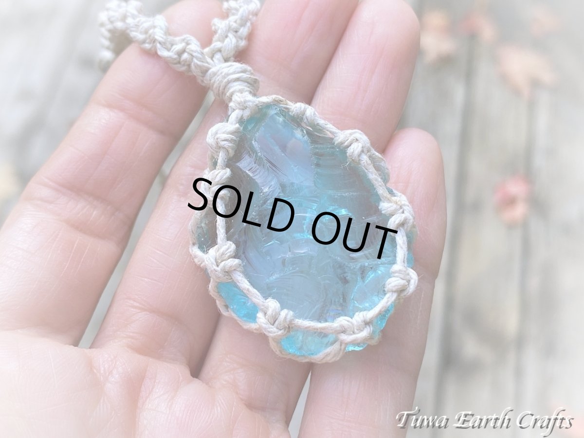 画像27: 地球と身体に優しいヘンプ素材 虹入り♪ 高品質アンダラクリスタル（シエラネバダ産）ネックレス・ペンダント アクアブルー 水色  シンプル＆ナチュラル マクラメ 麻 1点ものパワーストーン 天然石 ハンドメイドアクセサリー スピリチュアル お守り ヒーリングジュエリー (27)