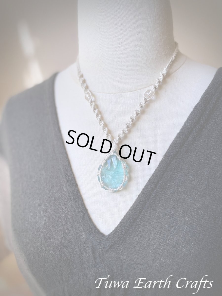 画像20: 地球と身体に優しいヘンプ素材 虹入り♪ 高品質アンダラクリスタル（シエラネバダ産）ネックレス・ペンダント アクアブルー 水色  シンプル＆ナチュラル マクラメ 麻 1点ものパワーストーン 天然石 ハンドメイドアクセサリー スピリチュアル お守り ヒーリングジュエリー (20)