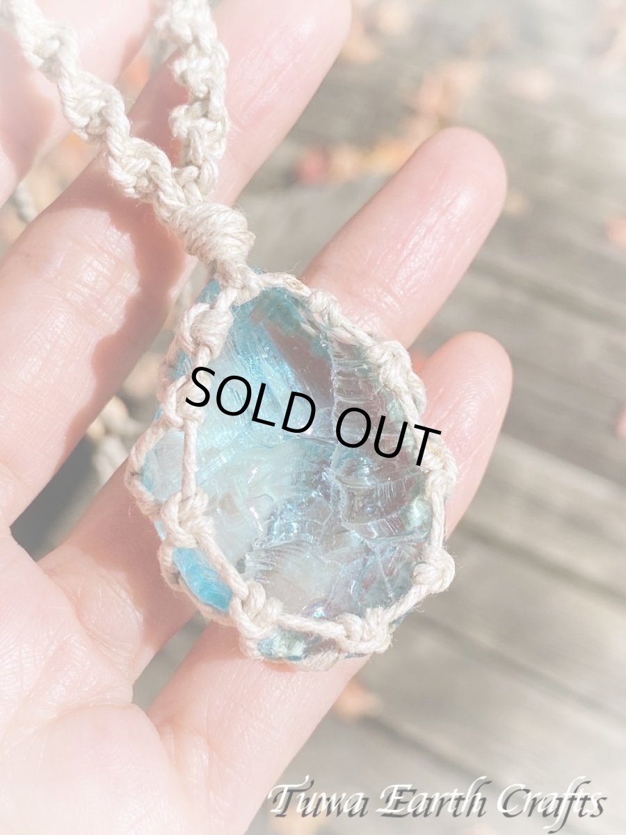 画像14: 地球と身体に優しいヘンプ素材 虹入り♪ 高品質アンダラクリスタル（シエラネバダ産）ネックレス・ペンダント アクアブルー 水色  シンプル＆ナチュラル マクラメ 麻 1点ものパワーストーン 天然石 ハンドメイドアクセサリー スピリチュアル お守り ヒーリングジュエリー (14)