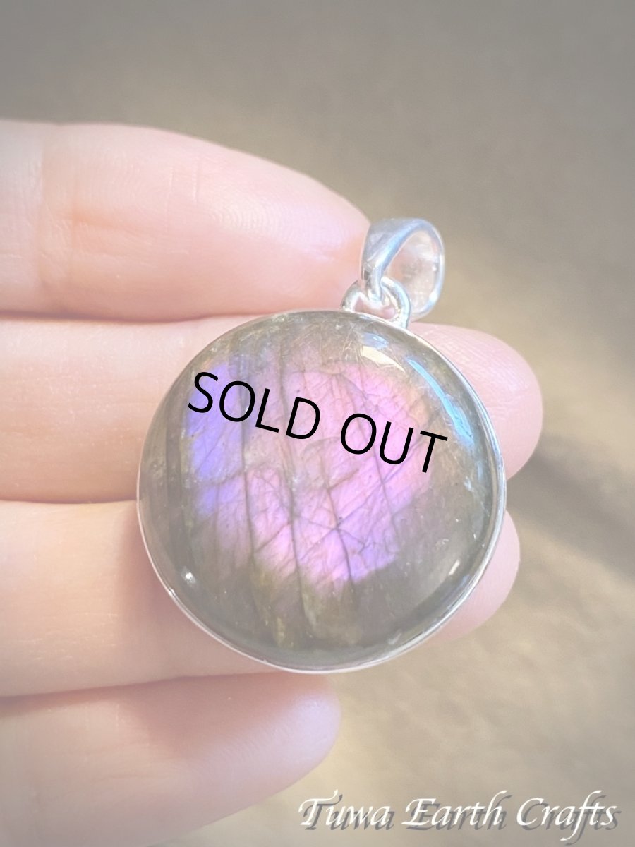 画像1: レア希少 パープル〜ピンク まんまる高品質ラブラドライト ペンダントトップ　1点もの 大ぶり ピンクラブラドライト パワーストーン天然石お守りアクセサリー　ヒーリングジュエリー スピリチュアル (1)