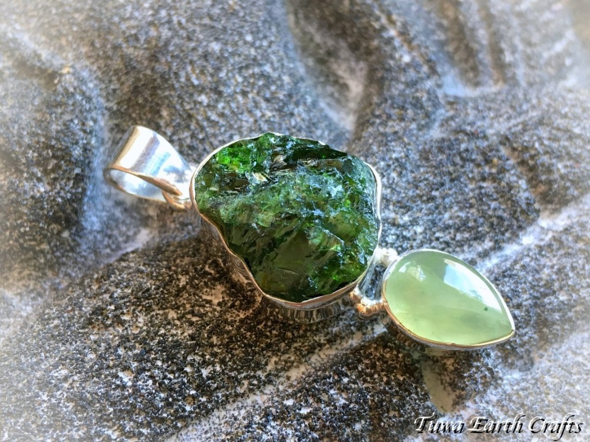 画像29: 【ストレス除去・ポジティブ思考・決断力アップ・癒し効果】虹入り♪ 高品質クロムダイオプサイド原石ペンダント with プレナイト★鉱物・ミネラル★スターリングシルバー１点物 天然石パワーストーンお守りアクセサリー　ヒーリングストーン スピリチュアル (29)