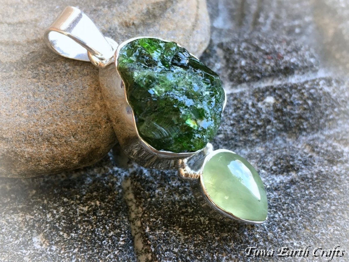 画像21: 【ストレス除去・ポジティブ思考・決断力アップ・癒し効果】虹入り♪ 高品質クロムダイオプサイド原石ペンダント with プレナイト★鉱物・ミネラル★スターリングシルバー１点物 天然石パワーストーンお守りアクセサリー　ヒーリングストーン スピリチュアル (21)
