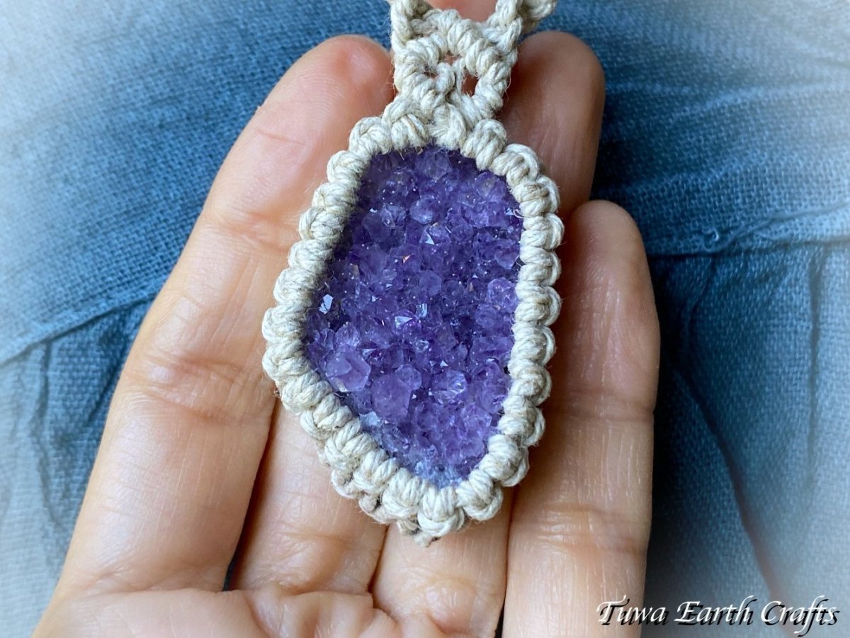 画像24: 地球と体に優しいヘンプ素材 大ぶり高品質アメジスト原石クラスター ネックレス チョーカー ペンダント 1点もの★麻 無染色 生成り ナチュラルオーガニックファッション ハンドメイドお守り天然石ヒーリングストーン マクラメアクセサリー (24)