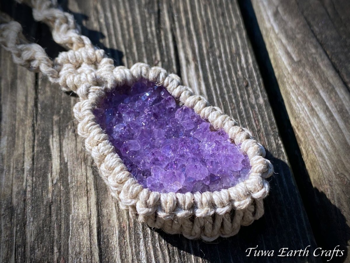 画像4: 地球と体に優しいヘンプ素材 大ぶり高品質アメジスト原石クラスター ネックレス チョーカー ペンダント 1点もの★麻 無染色 生成り ナチュラルオーガニックファッション ハンドメイドお守り天然石ヒーリングストーン マクラメアクセサリー (4)