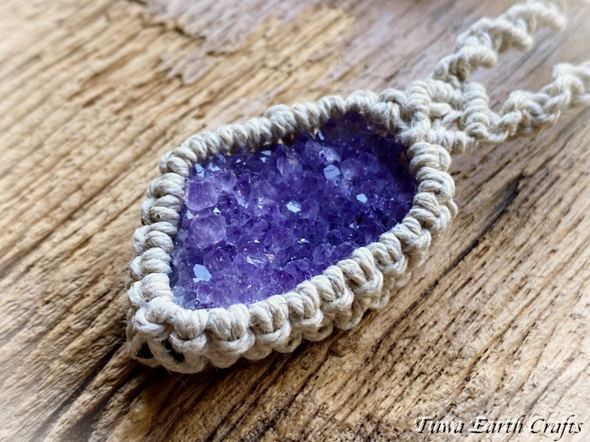 画像13: 地球と体に優しいヘンプ素材 大ぶり高品質アメジスト原石クラスター ネックレス チョーカー ペンダント 1点もの★麻 無染色 生成り ナチュラルオーガニックファッション ハンドメイドお守り天然石ヒーリングストーン マクラメアクセサリー (13)