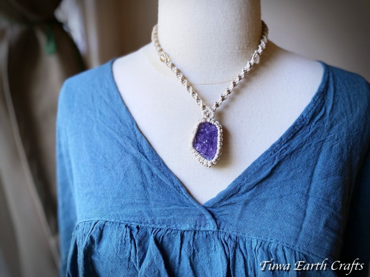 画像18: 地球と体に優しいヘンプ素材 大ぶり高品質アメジスト原石クラスター ネックレス チョーカー ペンダント 1点もの★麻 無染色 生成り ナチュラルオーガニックファッション ハンドメイドお守り天然石ヒーリングストーン マクラメアクセサリー (18)