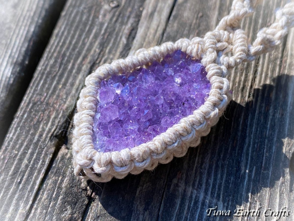 画像5: 地球と体に優しいヘンプ素材 大ぶり高品質アメジスト原石クラスター ネックレス チョーカー ペンダント 1点もの★麻 無染色 生成り ナチュラルオーガニックファッション ハンドメイドお守り天然石ヒーリングストーン マクラメアクセサリー (5)