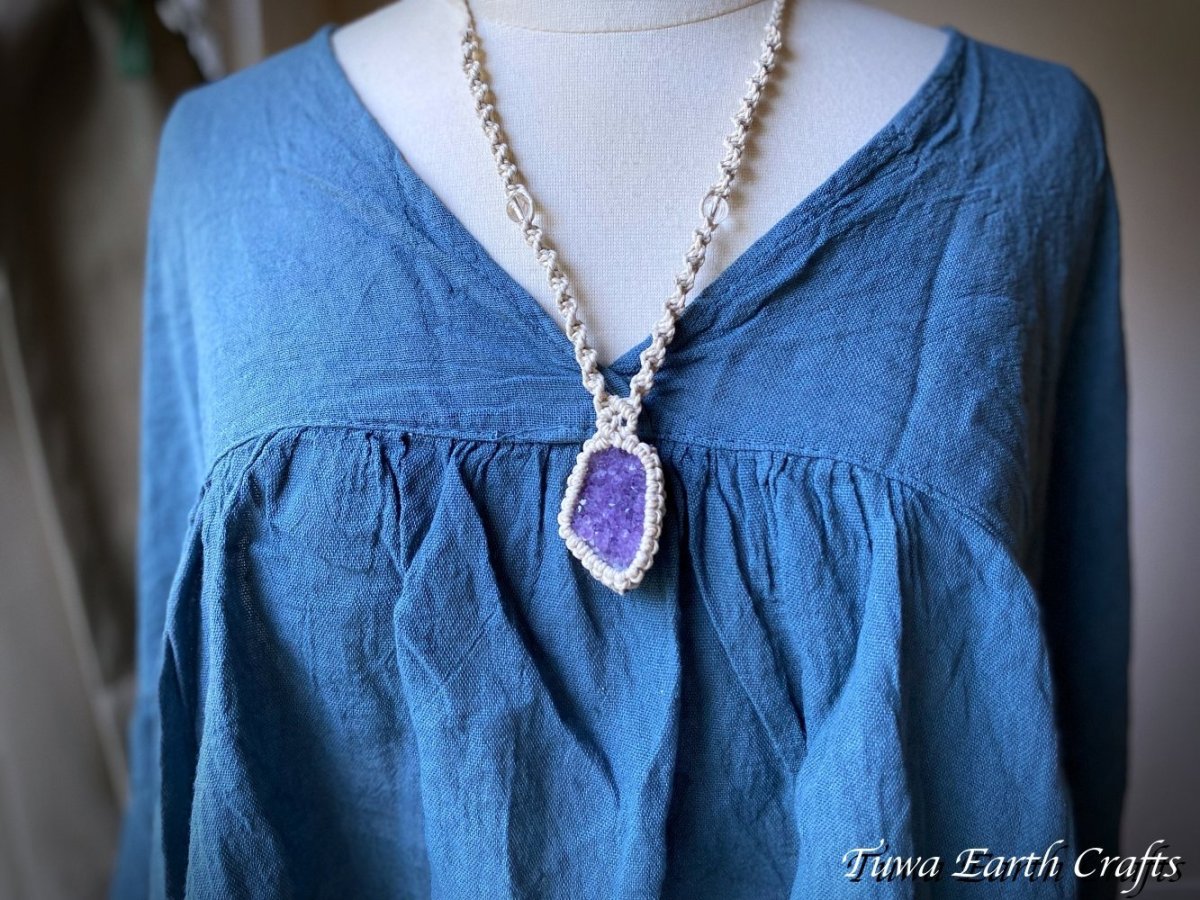 画像23: 地球と体に優しいヘンプ素材 大ぶり高品質アメジスト原石クラスター ネックレス チョーカー ペンダント 1点もの★麻 無染色 生成り ナチュラルオーガニックファッション ハンドメイドお守り天然石ヒーリングストーン マクラメアクセサリー (23)