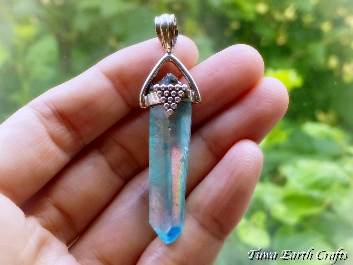 画像12: 【オーラの浄化・自分らしさ】全長4cm大ぶり 高品質アクアオーラ水晶ポイント ペンダントトップ ワンド パワーストーン天然石 ヒーリングアクセサリー　スピリチュアル お守りジュエリー (12)