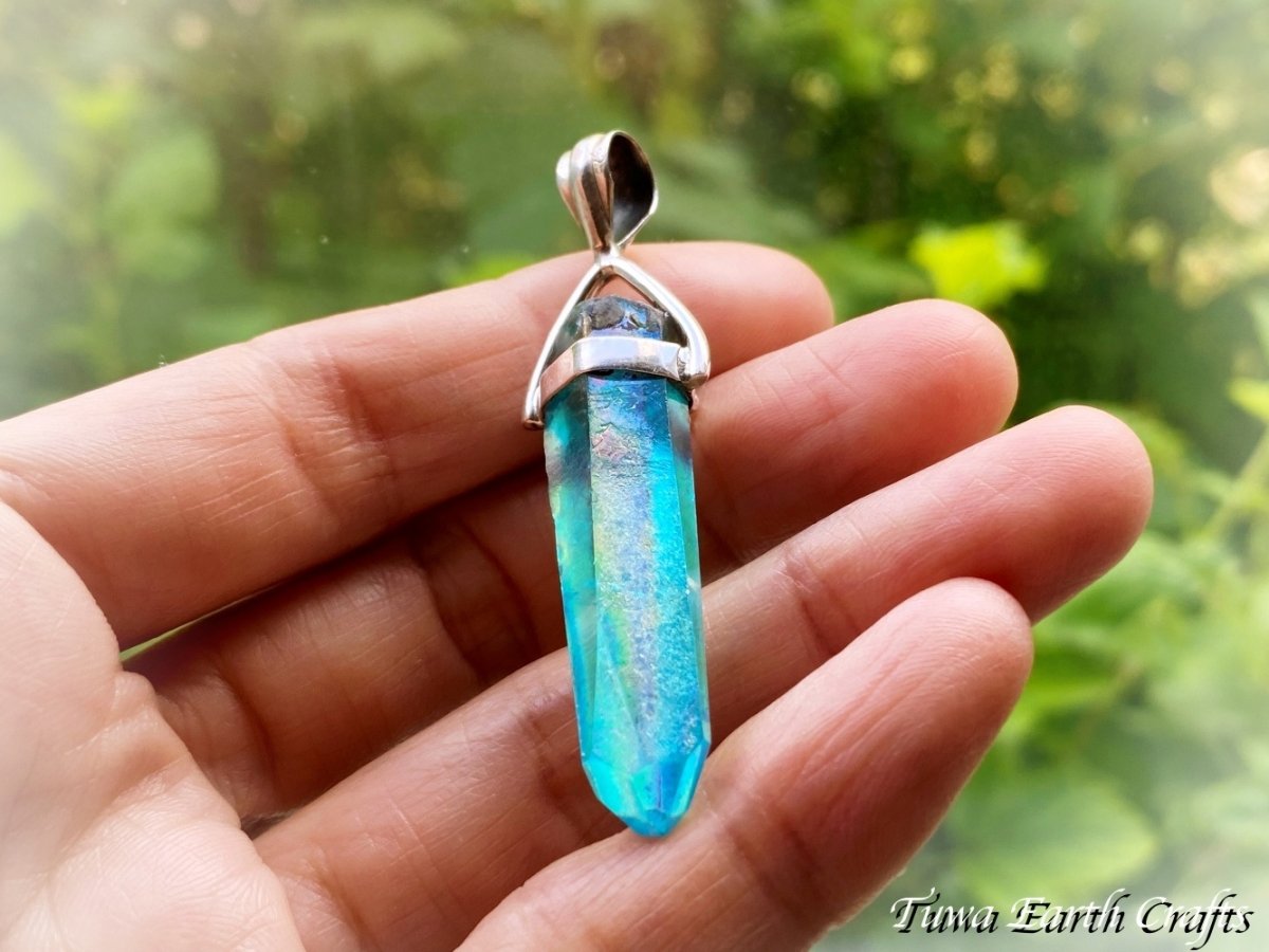 画像14: 【オーラの浄化・自分らしさ】全長4cm大ぶり 高品質アクアオーラ水晶ポイント ペンダントトップ ワンド パワーストーン天然石 ヒーリングアクセサリー　スピリチュアル お守りジュエリー (14)