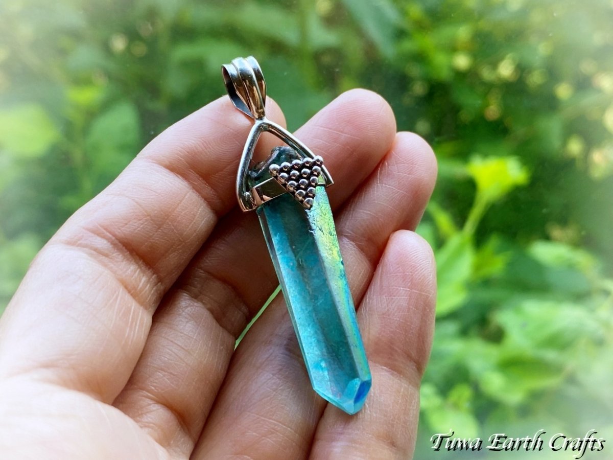 画像13: 【オーラの浄化・自分らしさ】全長4cm大ぶり 高品質アクアオーラ水晶ポイント ペンダントトップ ワンド パワーストーン天然石 ヒーリングアクセサリー　スピリチュアル お守りジュエリー (13)