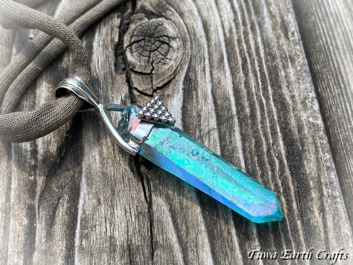 画像34: 【オーラの浄化・自分らしさ】全長4cm大ぶり 高品質アクアオーラ水晶ポイント ペンダントトップ ワンド パワーストーン天然石 ヒーリングアクセサリー　スピリチュアル お守りジュエリー (34)