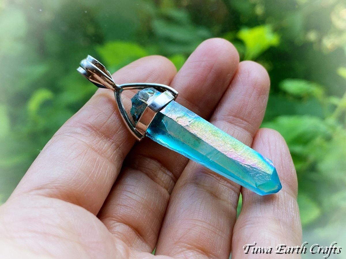 画像15: 【オーラの浄化・自分らしさ】全長4cm大ぶり 高品質アクアオーラ水晶ポイント ペンダントトップ ワンド パワーストーン天然石 ヒーリングアクセサリー　スピリチュアル お守りジュエリー (15)