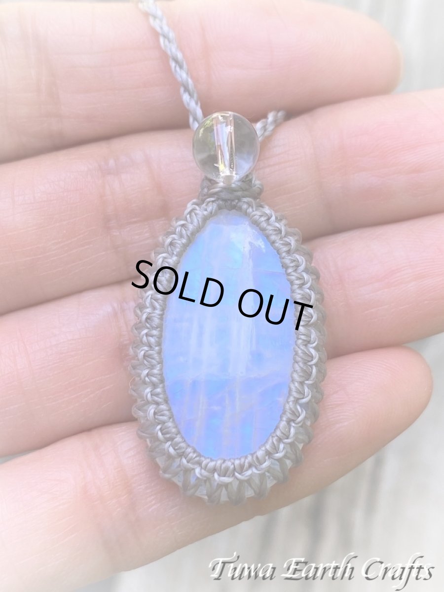 画像3: 【直感力アップ・潜在能力を引き出す】高品質ブルームーンストーン　ペンダント・ネックレス 1点もの 生成り シンプル＆ナチュラル 天然石パワーストーンお守りアクセサリー マクラメ ハンドメイド 癒し効果　6月誕生石 (3)