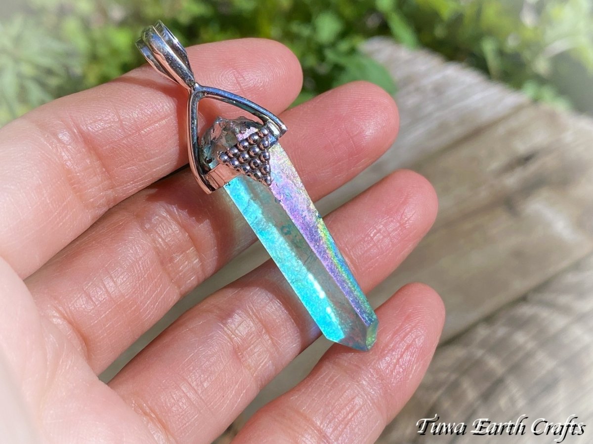画像35: 【オーラの浄化・自分らしさ】全長4cm大ぶり 高品質アクアオーラ水晶ポイント ペンダントトップ ワンド パワーストーン天然石 ヒーリングアクセサリー　スピリチュアル お守りジュエリー (35)