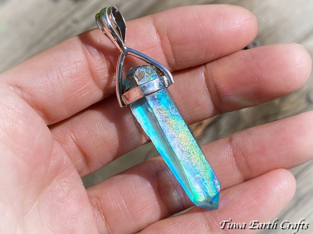 画像38: 【オーラの浄化・自分らしさ】全長4cm大ぶり 高品質アクアオーラ水晶ポイント ペンダントトップ ワンド パワーストーン天然石 ヒーリングアクセサリー　スピリチュアル お守りジュエリー (38)