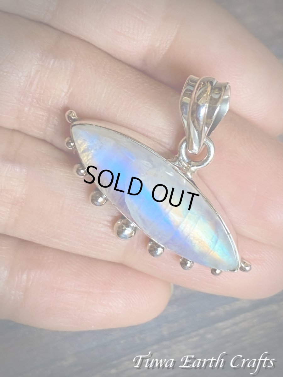 画像8: 【直感力アップ・潜在能力を引き出す】高品質レインボームーンストーン ペンダントトップ＊ヒーリングストーン ジュエリー天然石アクセサリー スピリチュアル 恋愛成就お守り (8)