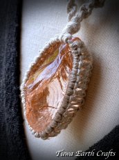 画像29: 高品質 アンダラクリスタル（シエラネバダ産）ネックレス・ペンダント  デザートローズ ピーチピンク 大ぶり シンプル＆ナチュラル 地球と身体に優しいヘンプ素材 邪気除け 電磁波対策 お守り 麻紐 マクラメ 1点もの パワーストーン天然石ハンドメイドアクセサリー スピリチュアル ヒーリングジュエリー (29)