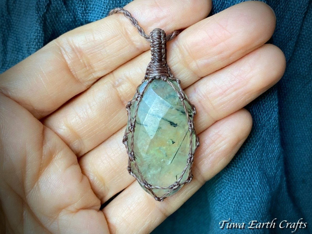 画像16: 【決断力アップ・自然との繋がり・癒し・断捨離】大ぶり高品質エピドート入りプレナイト（マリ産）ネックレス　ペンダント　ナチュラル★シンプル　ハンドメイド　マクラメ　天然石お守りアクセサリー　ヒーリングストーン  金属アレルギー対応　スピリチュアル (16)