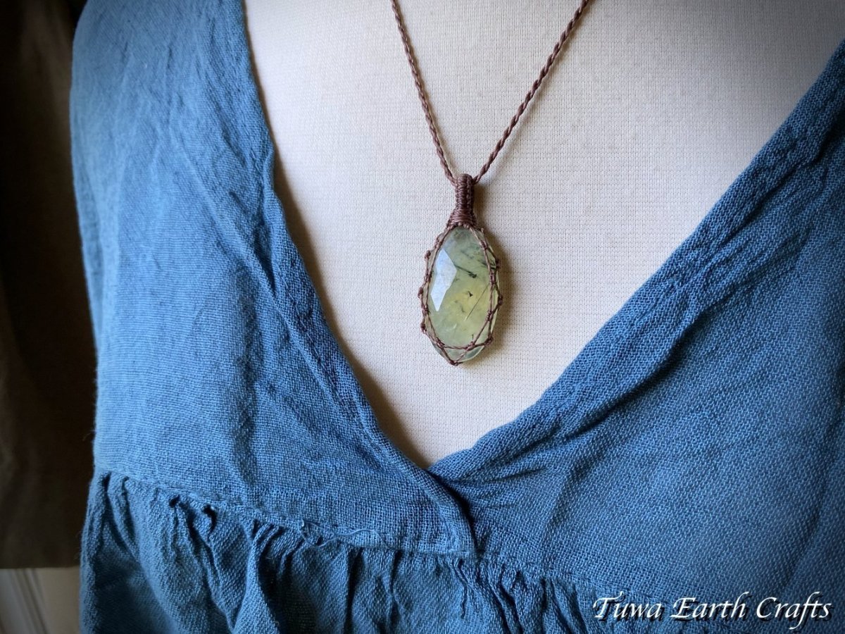 画像10: 【決断力アップ・自然との繋がり・癒し・断捨離】大ぶり高品質エピドート入りプレナイト（マリ産）ネックレス　ペンダント　ナチュラル★シンプル　ハンドメイド　マクラメ　天然石お守りアクセサリー　ヒーリングストーン  金属アレルギー対応　スピリチュアル (10)