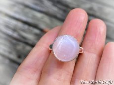 画像8: まんまる満月型🌕✨【浄化・夢の実現・決断力アップ】 高品質セレナイト リング 指輪 15号 キャッツアイ効果入り★1点もの パワーストーン お守り 天然石 アクセサリー スピリチュアル (8)