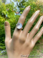 画像17: まんまる満月型🌕✨【浄化・夢の実現・決断力アップ】 高品質セレナイト リング 指輪 15号 キャッツアイ効果入り★1点もの パワーストーン お守り 天然石 アクセサリー スピリチュアル (17)