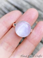 画像9: まんまる満月型🌕✨【浄化・夢の実現・決断力アップ】 高品質セレナイト リング 指輪 15号 キャッツアイ効果入り★1点もの パワーストーン お守り 天然石 アクセサリー スピリチュアル (9)