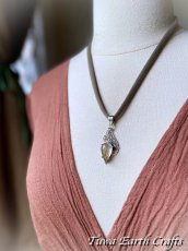 画像14: 【仕事運・金運アップ】高品質ゴールドルチルクォーツ ペンダントトップ ★金針水晶 植物 葉っぱデザイン ゴールデンルチル スターリングシルバー　パワーストーン 天然石アクセサリー お守り スピリチュアルジュエリー (14)