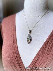 画像5: 【仕事運・金運アップ】高品質ゴールドルチルクォーツ ペンダントトップ ★金針水晶 植物 葉っぱデザイン ゴールデンルチル スターリングシルバー　パワーストーン 天然石アクセサリー お守り スピリチュアルジュエリー (5)