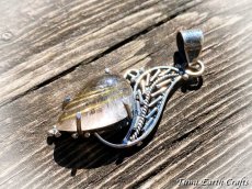 画像9: 【仕事運・金運アップ】高品質ゴールドルチルクォーツ ペンダントトップ ★金針水晶 植物 葉っぱデザイン ゴールデンルチル スターリングシルバー　パワーストーン 天然石アクセサリー お守り スピリチュアルジュエリー (9)