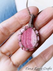 画像4: 【ヒーリング・美的感覚アップ】高品質インカローズ天然石ペンダント/ネックレス ロードクロサイト*シンプル ハンドメイド 1点もの パワーストーン天然石ヒーリングストーン マクラメ編みアクセサリー　金属アレルギー対応　スピリチュアル　お守り (4)