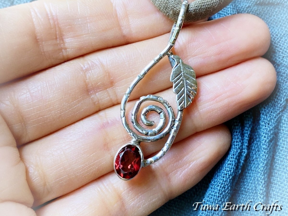 画像10: 【夢・目標の達成をサポート】大粒キラキラ宝石質ガーネット ペンダントトップ ヘソナイト　オレンジガーネット＊葉っぱ 植物モチーフ スパイラル 渦巻き 1点もの スターリングシルバー天然石パワーストーン アクセサリー ヒーリングお守りジュエリー  (10)