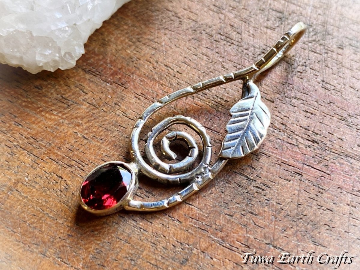 画像8: 【夢・目標の達成をサポート】大粒キラキラ宝石質ガーネット ペンダントトップ ヘソナイト　オレンジガーネット＊葉っぱ 植物モチーフ スパイラル 渦巻き 1点もの スターリングシルバー天然石パワーストーン アクセサリー ヒーリングお守りジュエリー  (8)