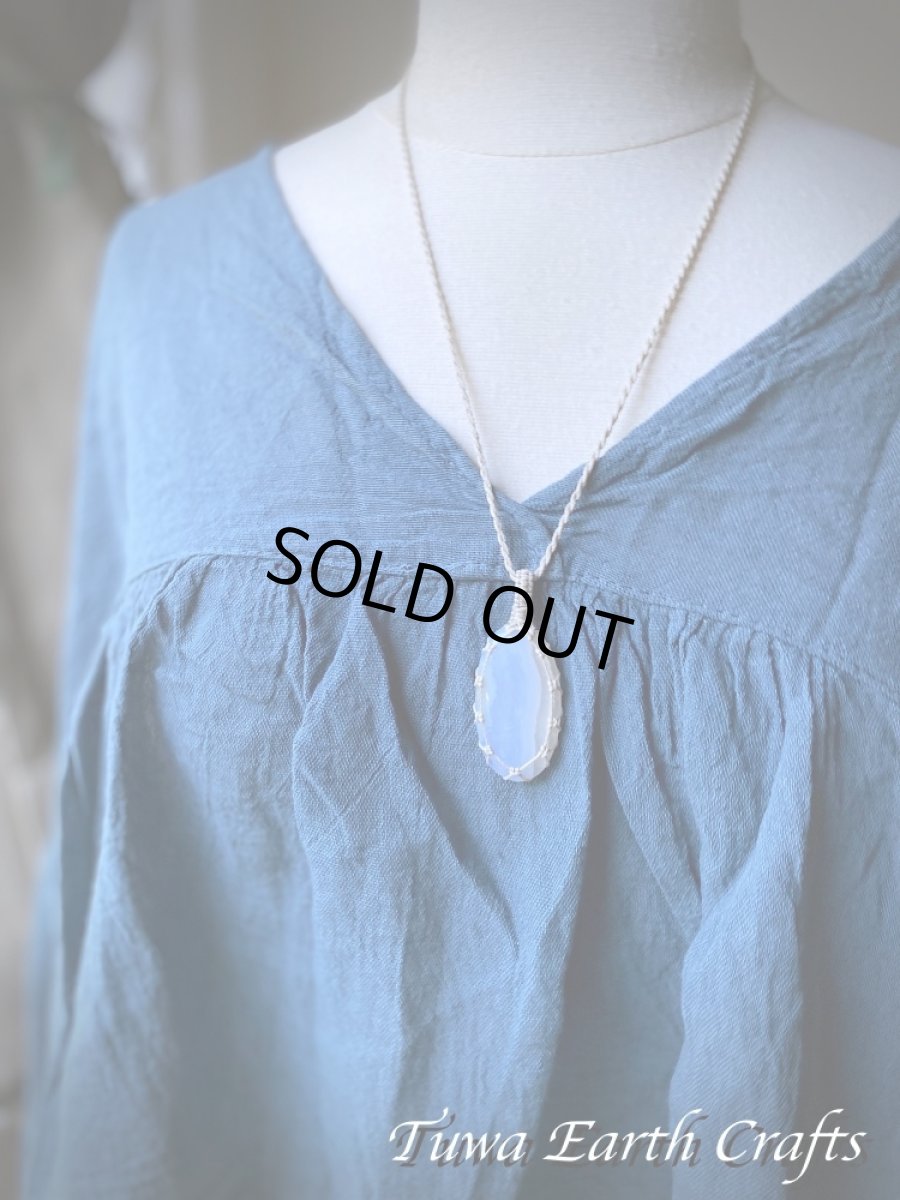 画像12: 【ストレス・緊張緩和・癒し効果】石全長4.3cm 大ぶり高品質ブルーレースアゲート シンプル　ペンダント・ネックレス＊ブルーカルセドニー 1点もの マクラメ編み ハンドメイド天然石 お守り パワーストーンアクセサリー 癒し効果 ヒーリングジュエリー　金属アレルギー対応 (12)