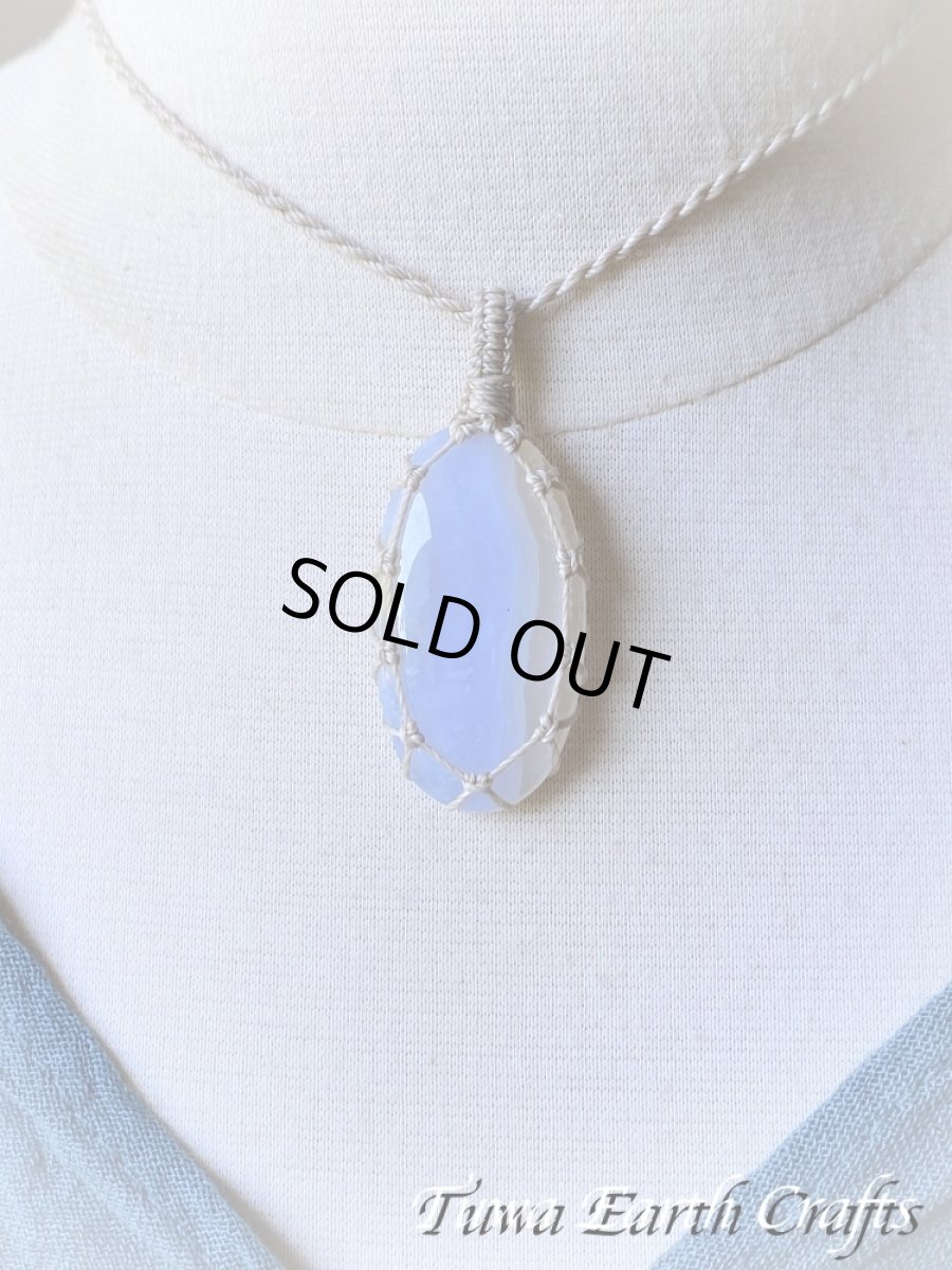 画像7: 【ストレス・緊張緩和・癒し効果】石全長4.3cm 大ぶり高品質ブルーレースアゲート シンプル　ペンダント・ネックレス＊ブルーカルセドニー 1点もの マクラメ編み ハンドメイド天然石 お守り パワーストーンアクセサリー 癒し効果 ヒーリングジュエリー　金属アレルギー対応 (7)