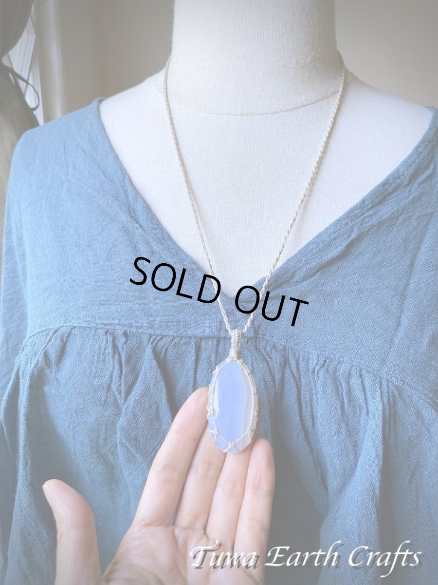 画像11: 【ストレス・緊張緩和・癒し効果】石全長4.3cm 大ぶり高品質ブルーレースアゲート シンプル　ペンダント・ネックレス＊ブルーカルセドニー 1点もの マクラメ編み ハンドメイド天然石 お守り パワーストーンアクセサリー 癒し効果 ヒーリングジュエリー　金属アレルギー対応 (11)