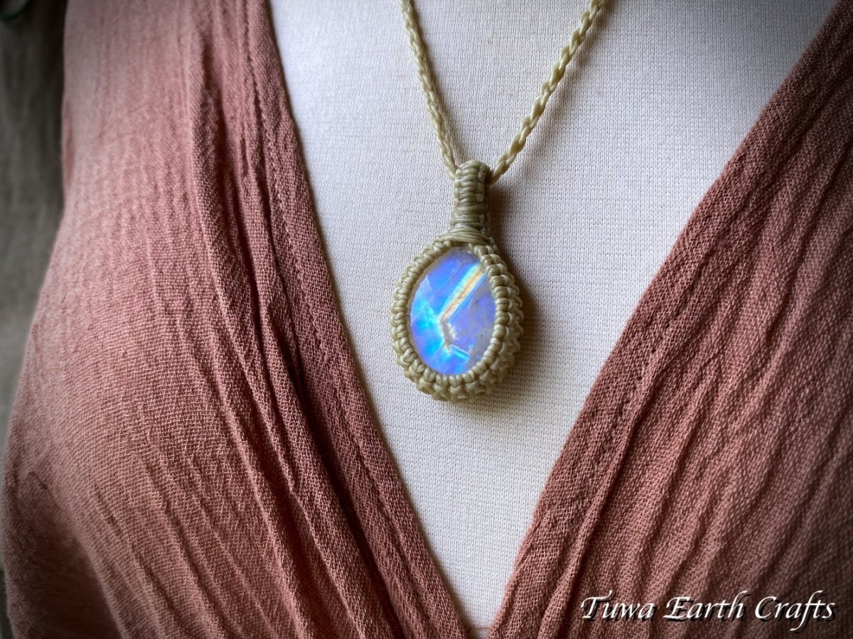 画像21: 【直感力アップ・潜在能力を引き出す】ファントム入り♪ 大ぶり高品質レインボームーンストーン ペンダント シンプル ネックレス 生成り★手編み マクラメ １点ものハンドメイド パワーストーン天然石ヒーリングお守りアクセサリー 金属アレルギー対応 (21)