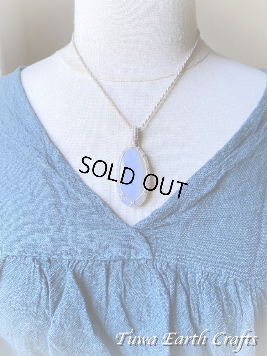 画像8: 【ストレス・緊張緩和・癒し効果】石全長4.3cm 大ぶり高品質ブルーレースアゲート シンプル　ペンダント・ネックレス＊ブルーカルセドニー 1点もの マクラメ編み ハンドメイド天然石 お守り パワーストーンアクセサリー 癒し効果 ヒーリングジュエリー　金属アレルギー対応 (8)