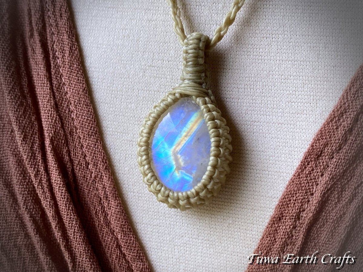 画像19: 【直感力アップ・潜在能力を引き出す】ファントム入り♪ 大ぶり高品質レインボームーンストーン ペンダント シンプル ネックレス 生成り★手編み マクラメ １点ものハンドメイド パワーストーン天然石ヒーリングお守りアクセサリー 金属アレルギー対応 (19)