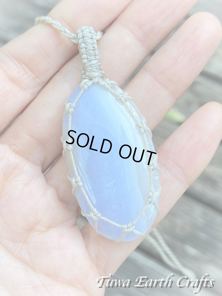 画像15: 【ストレス・緊張緩和・癒し効果】石全長4.3cm 大ぶり高品質ブルーレースアゲート シンプル　ペンダント・ネックレス＊ブルーカルセドニー 1点もの マクラメ編み ハンドメイド天然石 お守り パワーストーンアクセサリー 癒し効果 ヒーリングジュエリー　金属アレルギー対応 (15)