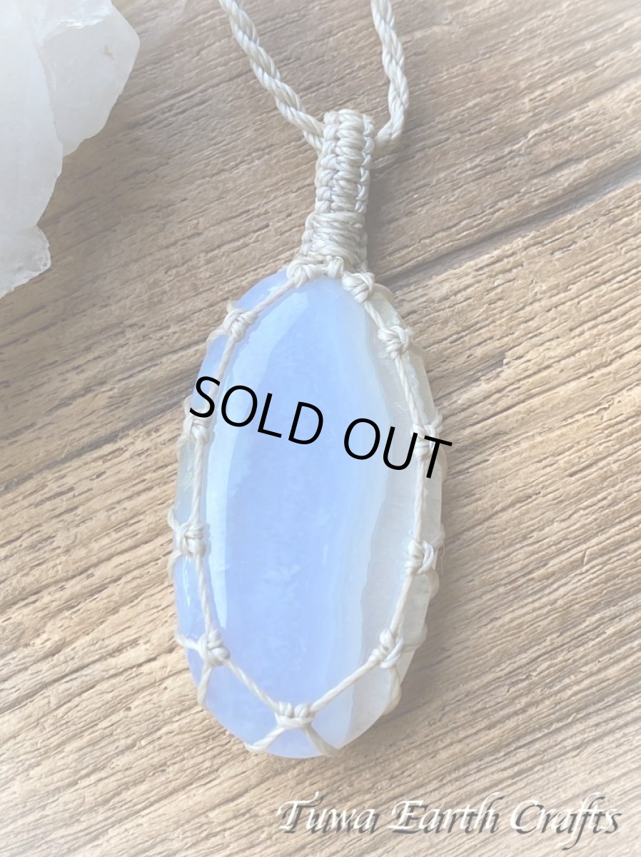画像2: 【ストレス・緊張緩和・癒し効果】石全長4.3cm 大ぶり高品質ブルーレースアゲート シンプル　ペンダント・ネックレス＊ブルーカルセドニー 1点もの マクラメ編み ハンドメイド天然石 お守り パワーストーンアクセサリー 癒し効果 ヒーリングジュエリー　金属アレルギー対応 (2)