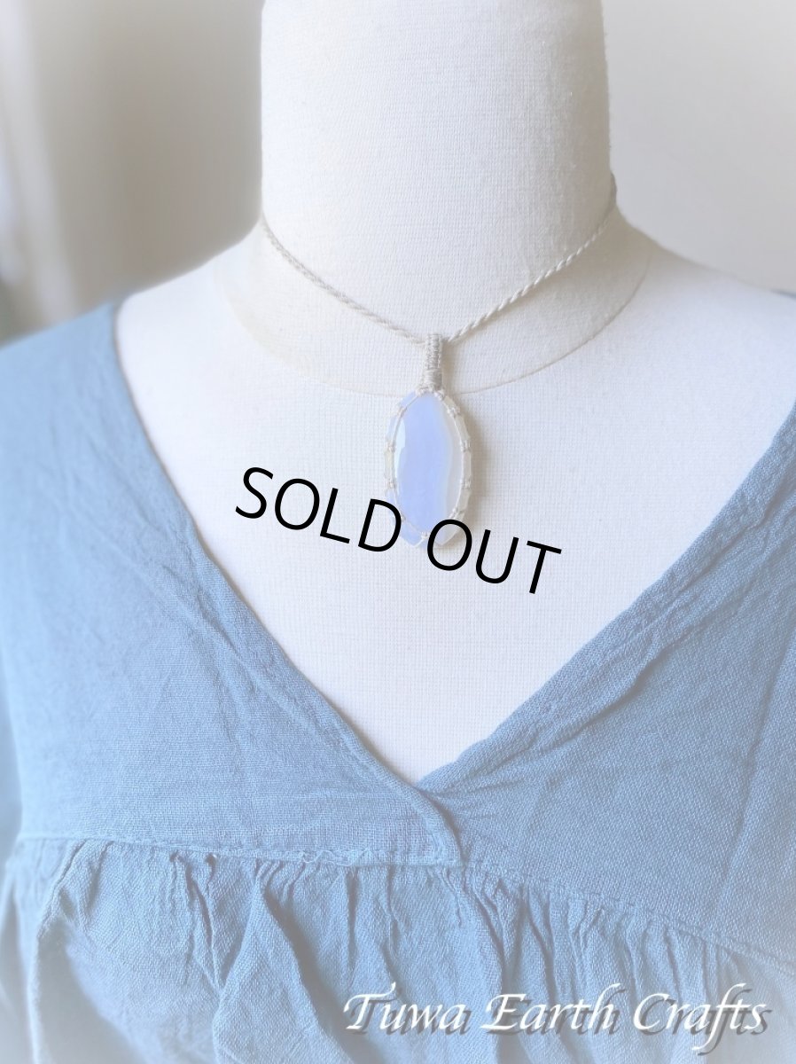 画像6: 【ストレス・緊張緩和・癒し効果】石全長4.3cm 大ぶり高品質ブルーレースアゲート シンプル　ペンダント・ネックレス＊ブルーカルセドニー 1点もの マクラメ編み ハンドメイド天然石 お守り パワーストーンアクセサリー 癒し効果 ヒーリングジュエリー　金属アレルギー対応 (6)