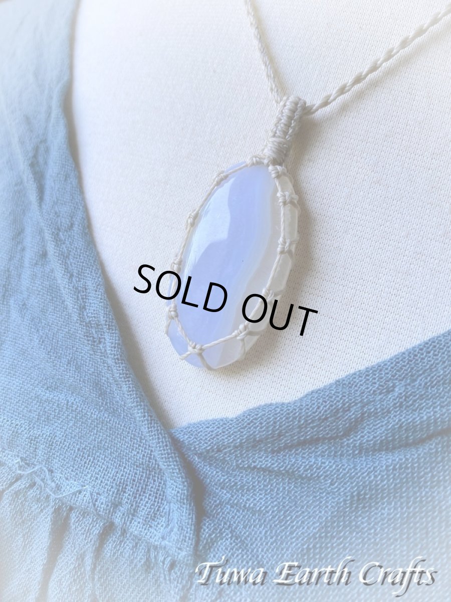 画像10: 【ストレス・緊張緩和・癒し効果】石全長4.3cm 大ぶり高品質ブルーレースアゲート シンプル　ペンダント・ネックレス＊ブルーカルセドニー 1点もの マクラメ編み ハンドメイド天然石 お守り パワーストーンアクセサリー 癒し効果 ヒーリングジュエリー　金属アレルギー対応 (10)
