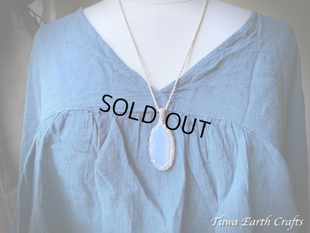 画像13: 【ストレス・緊張緩和・癒し効果】石全長4.3cm 大ぶり高品質ブルーレースアゲート シンプル　ペンダント・ネックレス＊ブルーカルセドニー 1点もの マクラメ編み ハンドメイド天然石 お守り パワーストーンアクセサリー 癒し効果 ヒーリングジュエリー　金属アレルギー対応 (13)