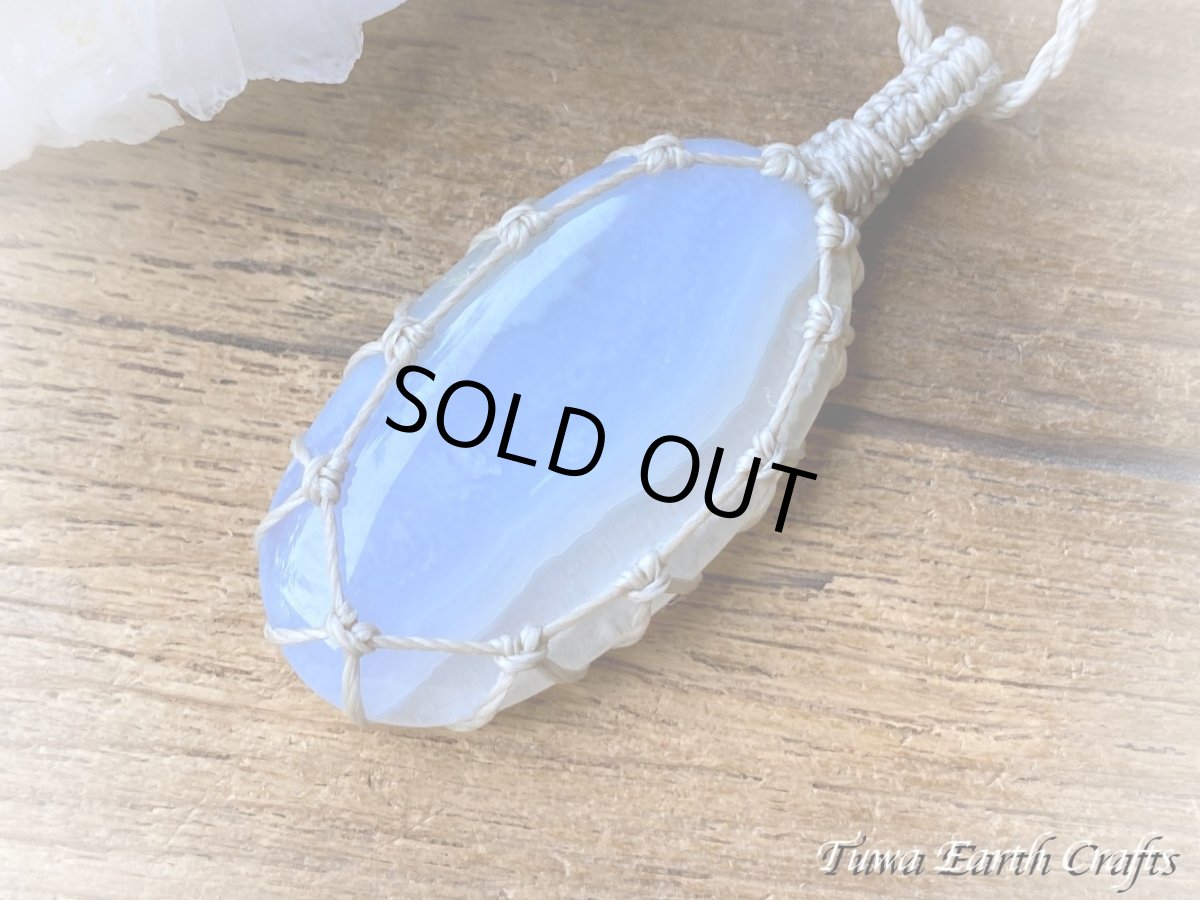画像3: 【ストレス・緊張緩和・癒し効果】石全長4.3cm 大ぶり高品質ブルーレースアゲート シンプル　ペンダント・ネックレス＊ブルーカルセドニー 1点もの マクラメ編み ハンドメイド天然石 お守り パワーストーンアクセサリー 癒し効果 ヒーリングジュエリー　金属アレルギー対応 (3)