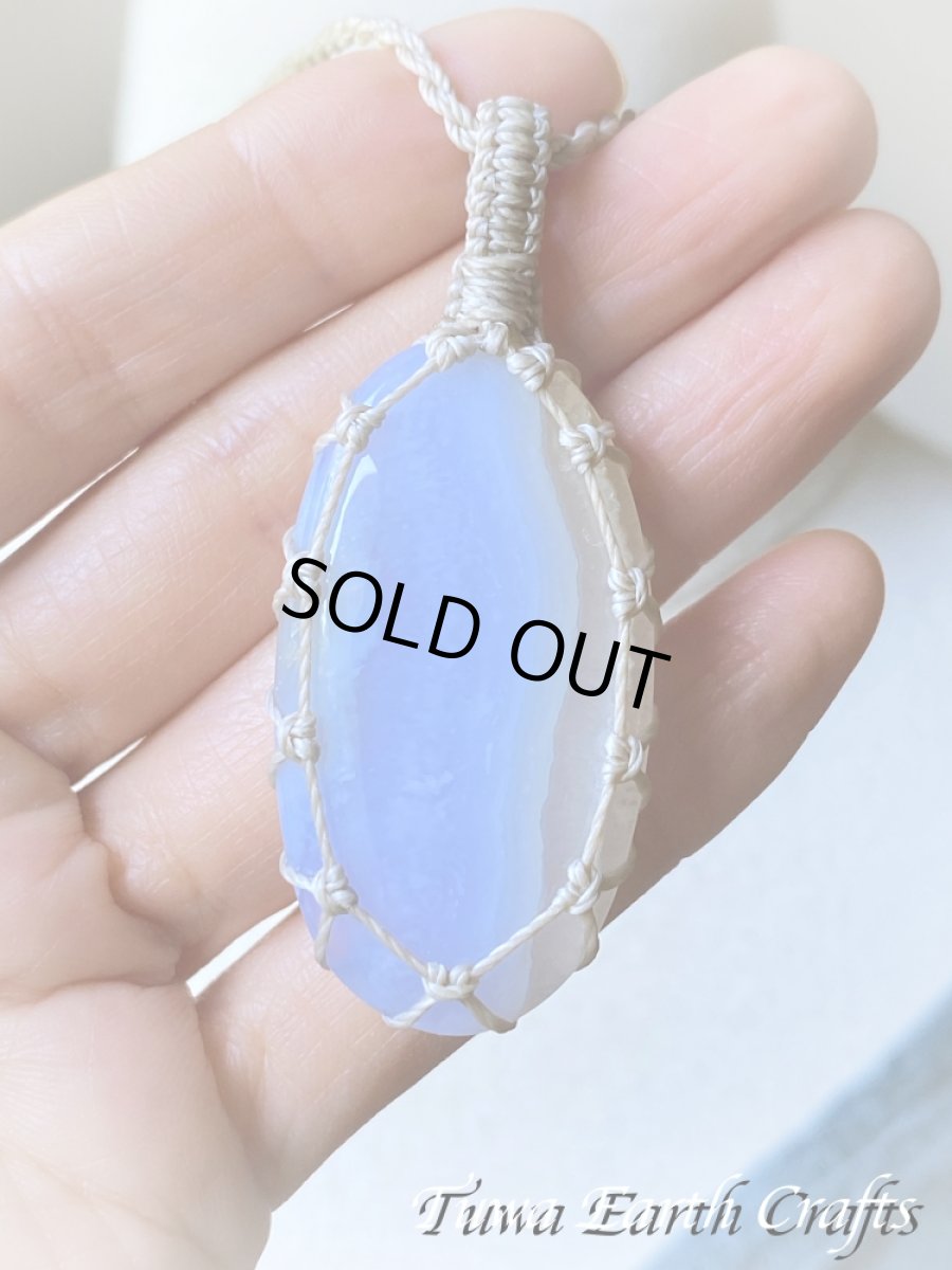 画像4: 【ストレス・緊張緩和・癒し効果】石全長4.3cm 大ぶり高品質ブルーレースアゲート シンプル　ペンダント・ネックレス＊ブルーカルセドニー 1点もの マクラメ編み ハンドメイド天然石 お守り パワーストーンアクセサリー 癒し効果 ヒーリングジュエリー　金属アレルギー対応 (4)